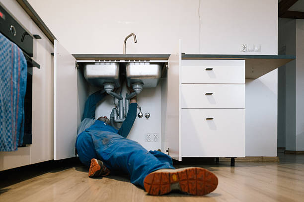 Professional Emergency Plumber technician working in Cambridge, NE